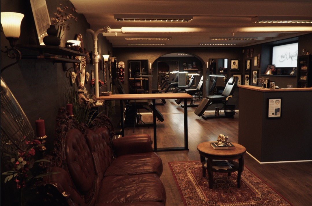 Indvendigt i Tough Love Tattoo på Jernbanegade 2 i Esbjerg — reception og studie.