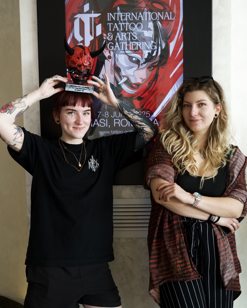 Lærke fra Tough Love Tattoo med trofæ fra konvention.